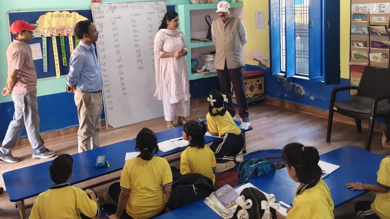 स्कूलों के औचक निरीक्षण में सीईओ आकाश सारस्वत ने दिखाई सख्ती