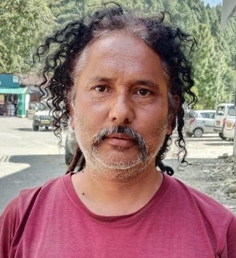 घर सूने, गलियां खामोश… गांव की रखवाली को हर रात निकलते हैं अमर सिंह