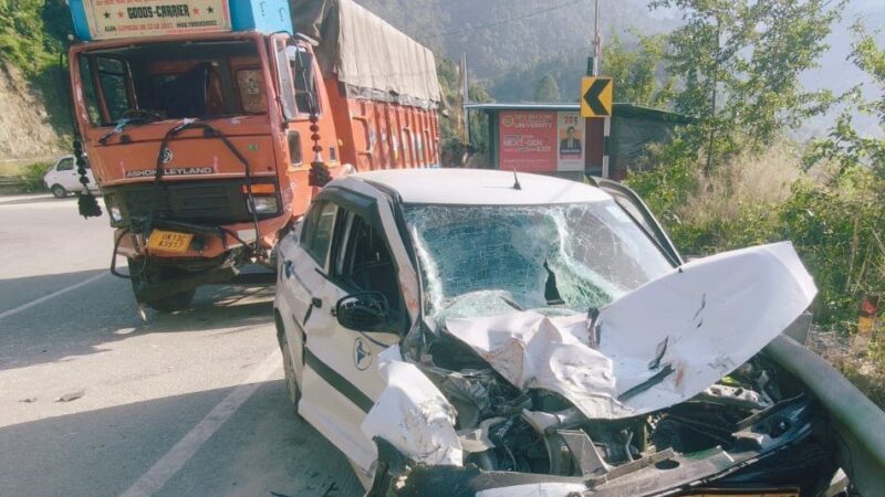बदरीनाथ हाइवे पर अनियंत्रित ट्रक ने बस और कार को मारी टक्कर, दो घायल