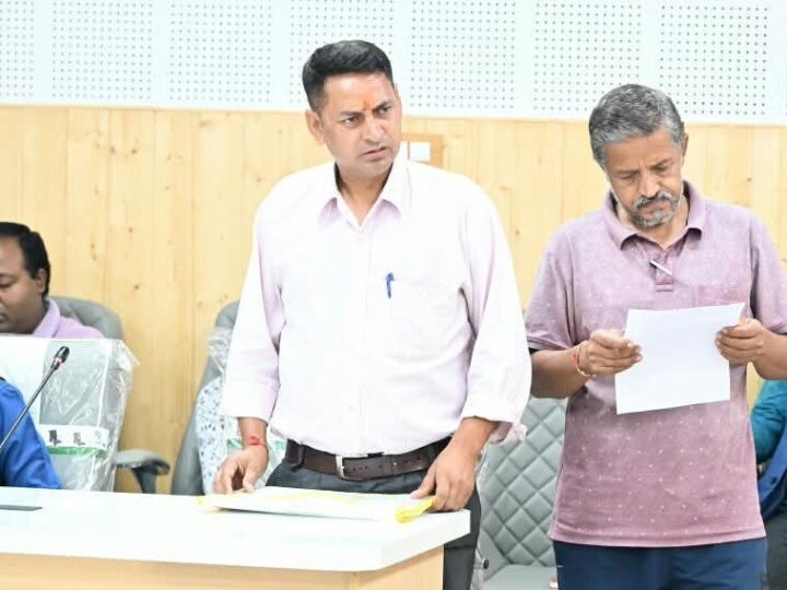 आपदा में टूटी लाइन, बंदरों का आतंक… जनता दरबार में खुलीं जिले की समस्याएं