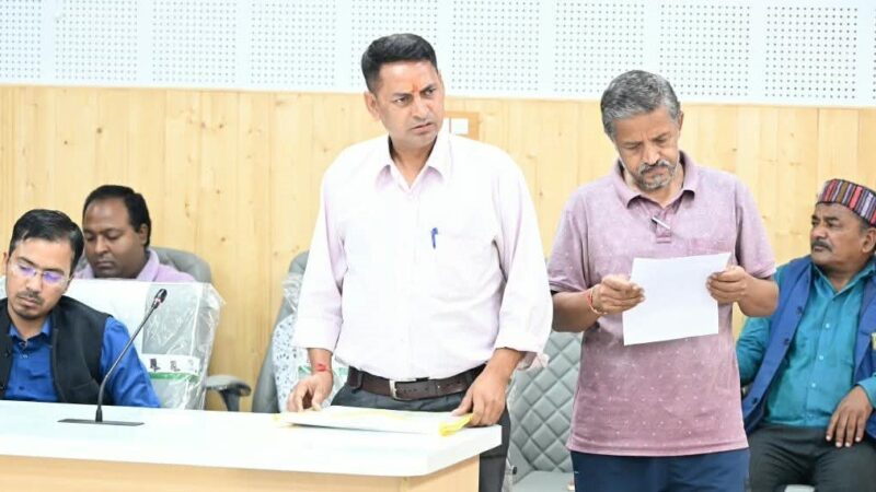 आपदा में टूटी लाइन, बंदरों का आतंक… जनता दरबार में खुलीं जिले की समस्याएं