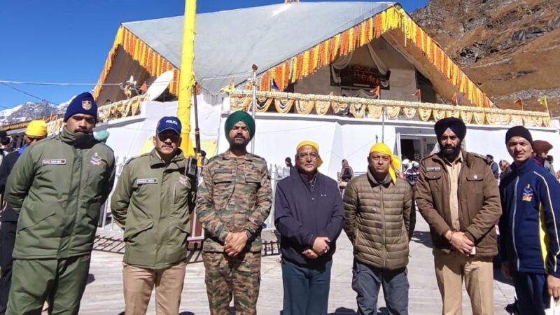 हेमकुंड साहिब में बढ़ी श्रद्धालुओं की भीड़, एसपी ने परखी सुरक्षा