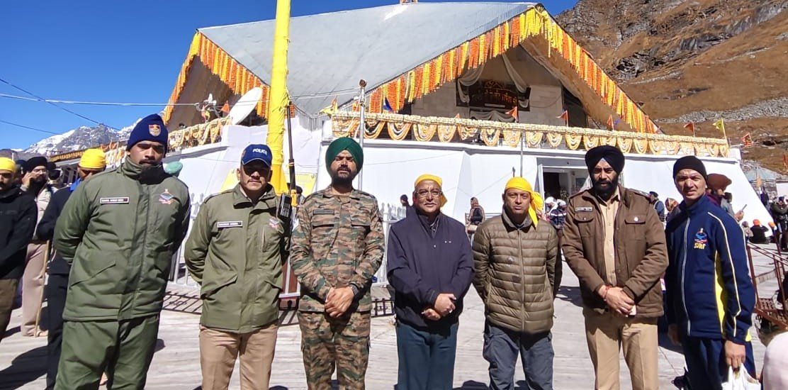 हेमकुंड साहिब में बढ़ी श्रद्धालुओं की भीड़, एसपी ने परखी सुरक्षा