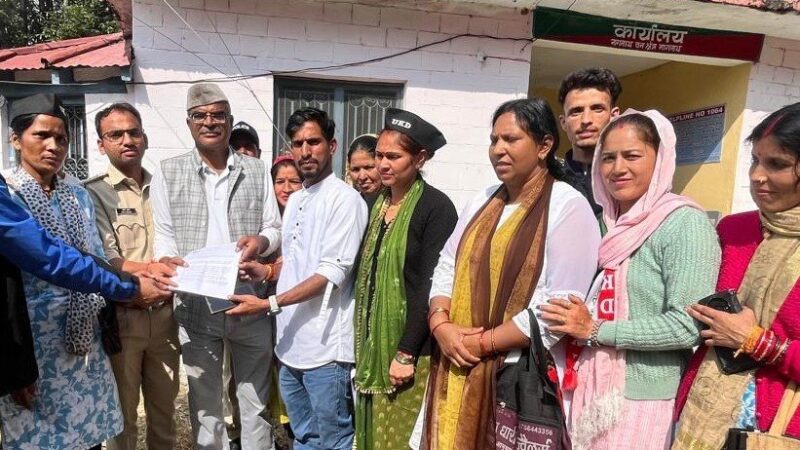 भालू के आतंक से दहशत में पोखरी के गांव, यूकेडी ने घेरा वन विभाग