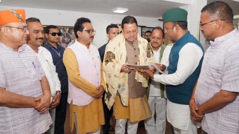 चमोली में मेडिकल कॉलेज की मांग तेज, सीएम धामी से मिले भाजपा नेता