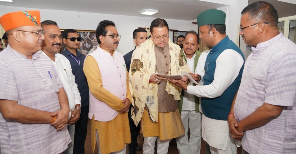 चमोली में मेडिकल कॉलेज की मांग तेज, सीएम धामी से मिले भाजपा नेता