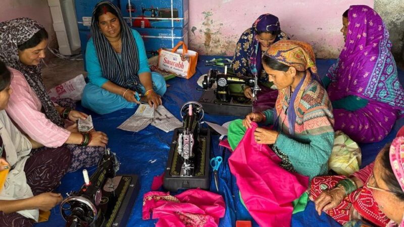 महिलाओं सीख रहे सिलाई का हुनर, आत्मनिर्भर बनाने की पहल