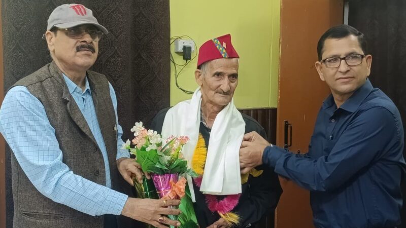 डायट चमोली में गढ़वाली कवि मुरली दीवान सम्मानित