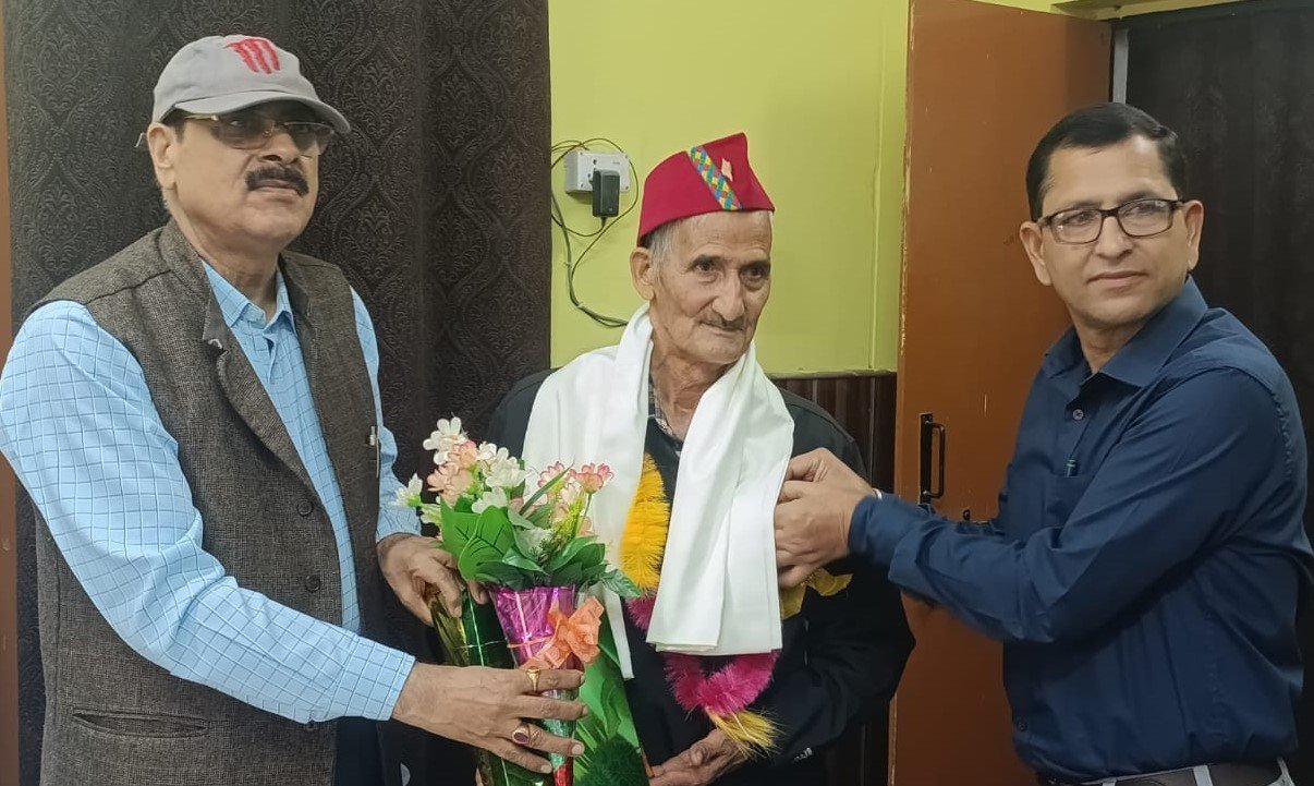 डायट चमोली में गढ़वाली कवि मुरली दीवान सम्मानित