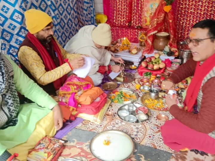 बदरीनाथ धाम में नवरात्र शुरू, घट स्थापना के साथ मां भगवती का अभिषेक