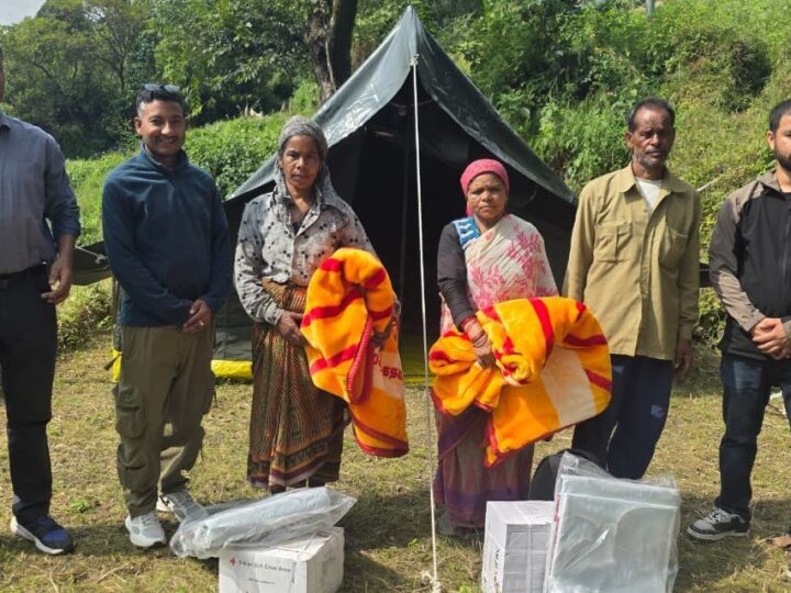 भूस्खलन ने उजाड़े चार परिवारों के आशियाने, रेडक्रॉस ने पहुंचाई राहत