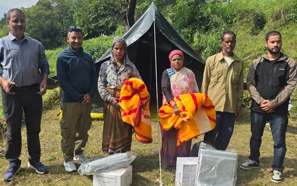 भूस्खलन ने उजाड़े चार परिवारों के आशियाने, रेडक्रॉस ने पहुंचाई राहत