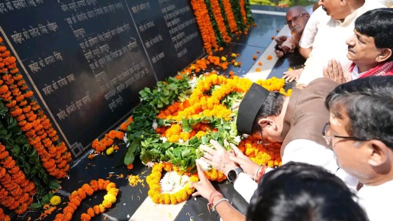रामपुर तिराहा में मुख्यमंत्री धामी ने शहीद आंदोलनकारियों को दी श्रद्धांजलि