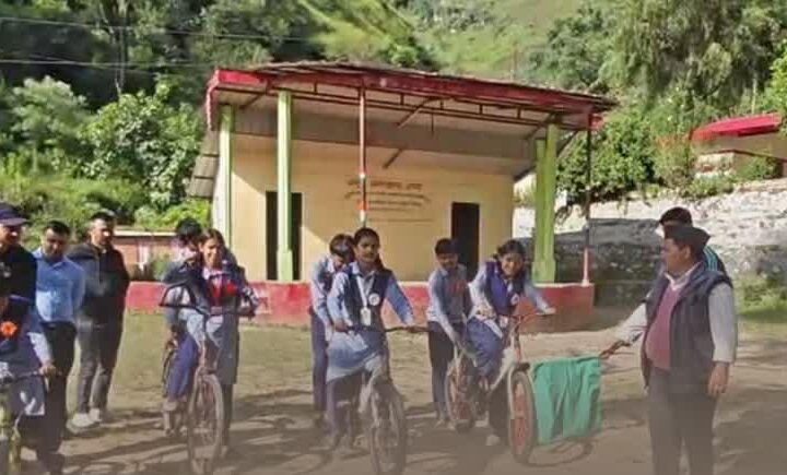 उत्तराखण्ड : स्कूल में टीचर स्टूडेंट्स को सिखा रहे साइकिल चलाना