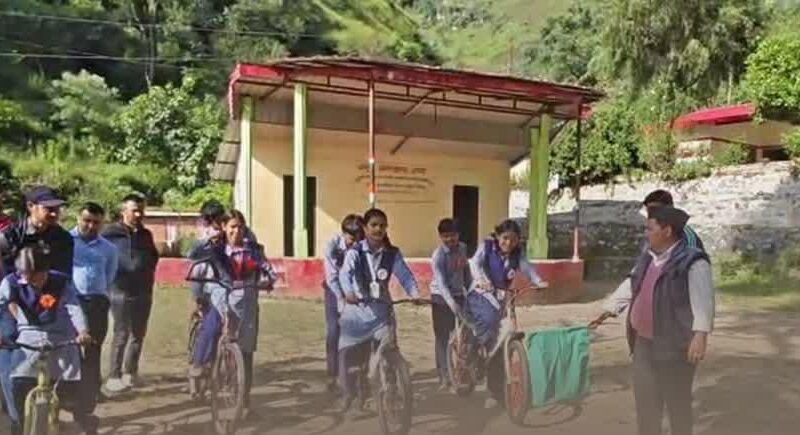 उत्तराखण्ड : स्कूल में टीचर स्टूडेंट्स को सिखा रहे साइकिल चलाना