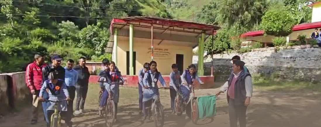 उत्तराखण्ड : स्कूल में टीचर स्टूडेंट्स को सिखा रहे साइकिल चलाना