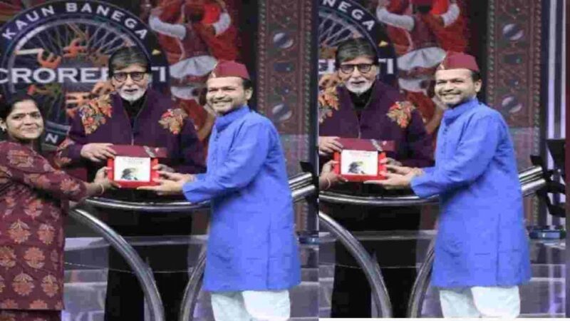 ​KBC के मंच पर उत्तराखण्ड के लोकेंद्र ने अमिताभ बच्चन को पहनाई पहाड़ी टोपी