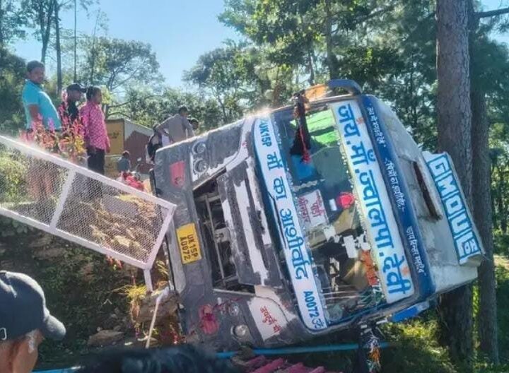 पौड़ी-कोटद्वार मार्ग पर भदालीखाल के पास खाई में गिरी GMOU की बस, प्रेशर पाइप फटने से बिगड़ा संतुलन; पुलिस ने रेस्क्यू कर सभी यात्रियों को सुरक्षित निकाला, टला बड़ा हादसा