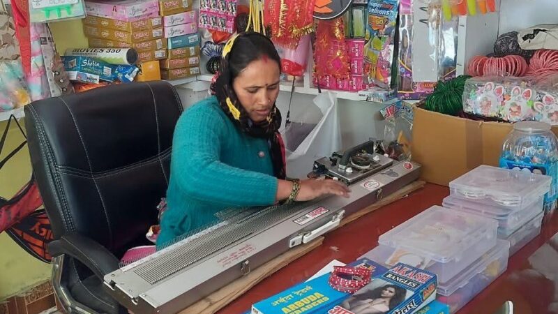सुई-धागे से संवारी जिंदगी, अब सिलाईं-बुनाई से घर संवार रहीं सुशीला