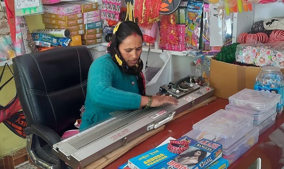 सुई-धागे से संवारी जिंदगी, अब सिलाईं-बुनाई से घर संवार रहीं सुशीला