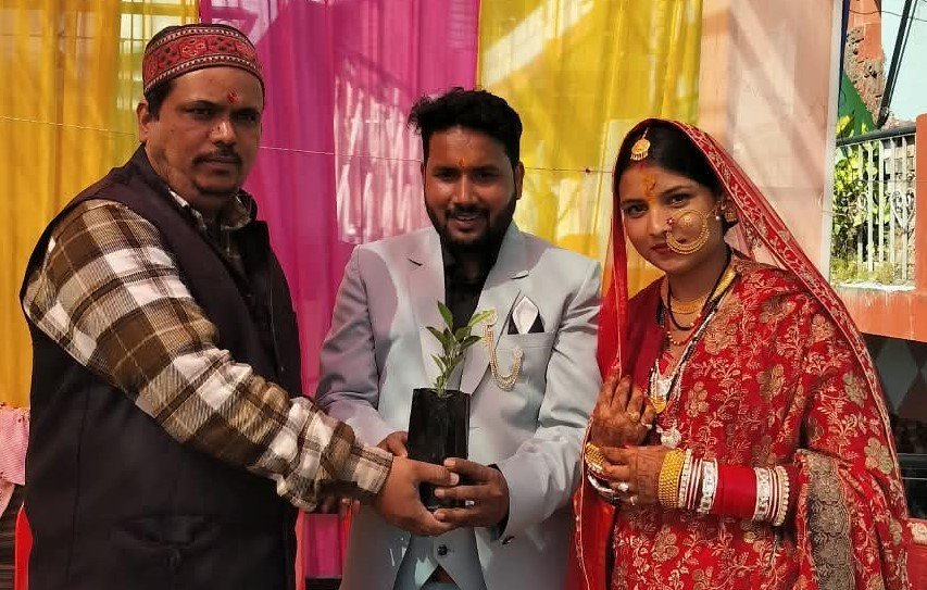 शादी की खुशियों के बीच रोपे फलदार पौधे, दिया पर्यावरण संरक्षण का संदेश