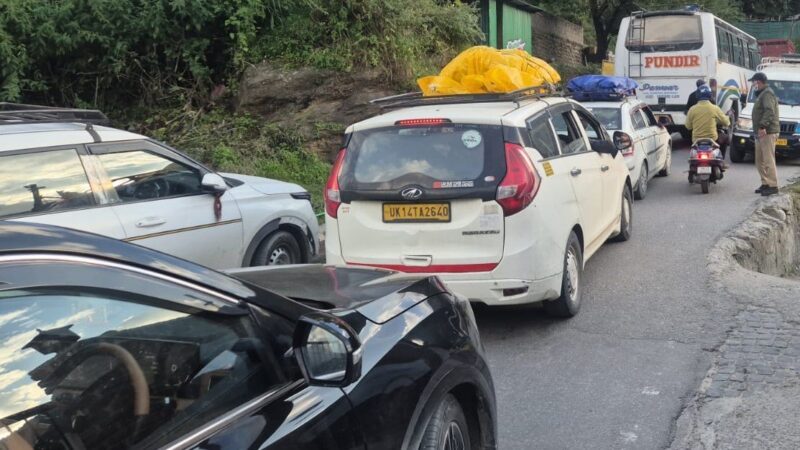 जोशीमठ में जाम से त्राहिमाम, 3-4 घंटे में भी पार नहीं हो रहा रास्ता
