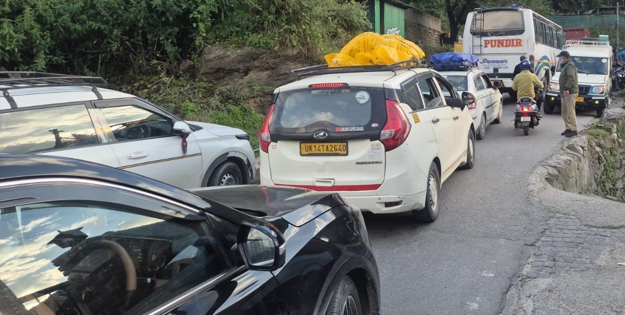 जोशीमठ में जाम से त्राहिमाम, 3-4 घंटे में भी पार नहीं हो रहा रास्ता