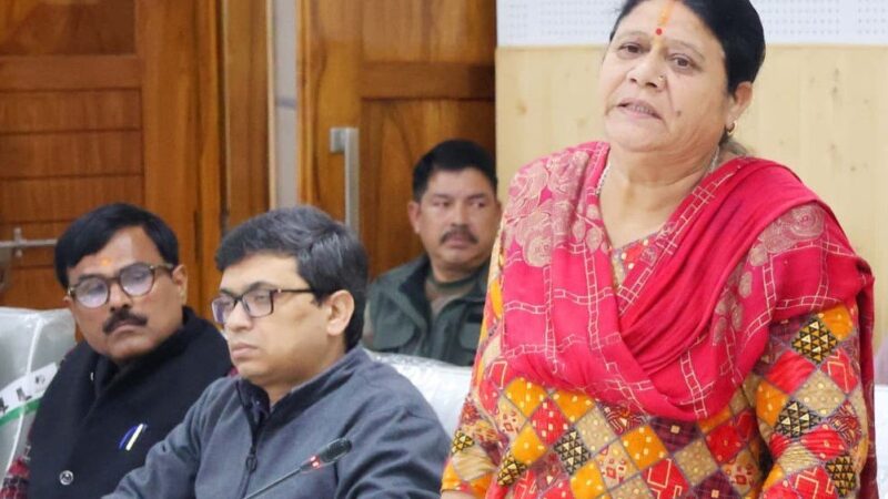 जनता की शिकायतें सुनीं, अफसरों को दिया जवाब का समय