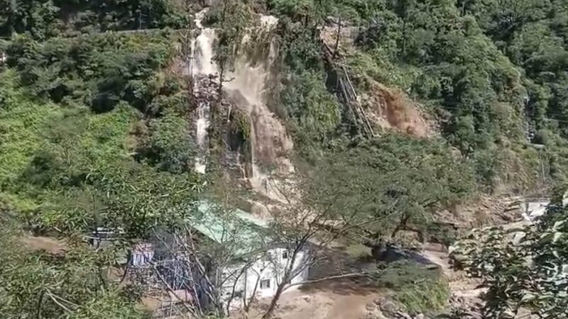 बनाला परियोजना की पाइप लाइन में रिसाव, कांडई मार्ग पर आया मलबा