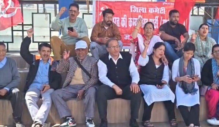मुख्य चुनाव आयुक्त की बर्खास्तगी की मांग को वामपंथी दलों ने दिया धरना