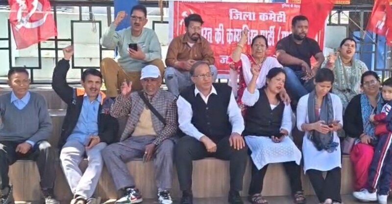 मुख्य चुनाव आयुक्त की बर्खास्तगी की मांग को वामपंथी दलों ने दिया धरना