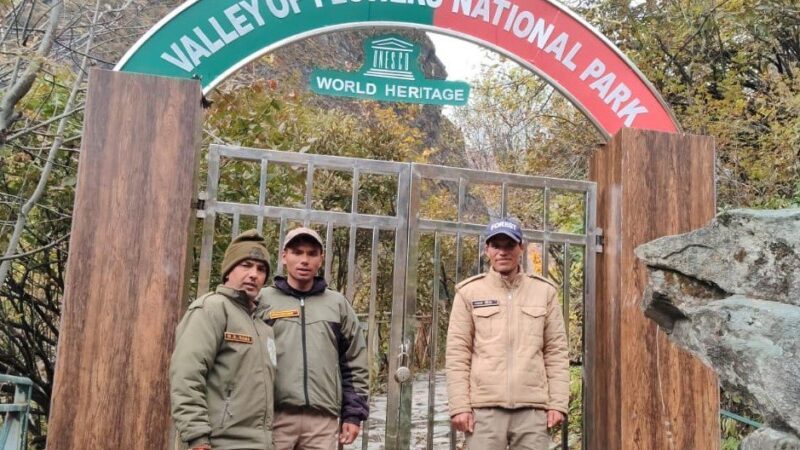 फूलों की घाटी के द्वार बंद, सैलानियों की आमद ने बनाया नया रिकॉर्ड