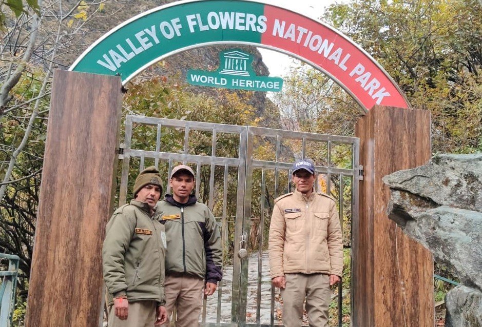 फूलों की घाटी के द्वार बंद, सैलानियों की आमद ने बनाया नया रिकॉर्ड
