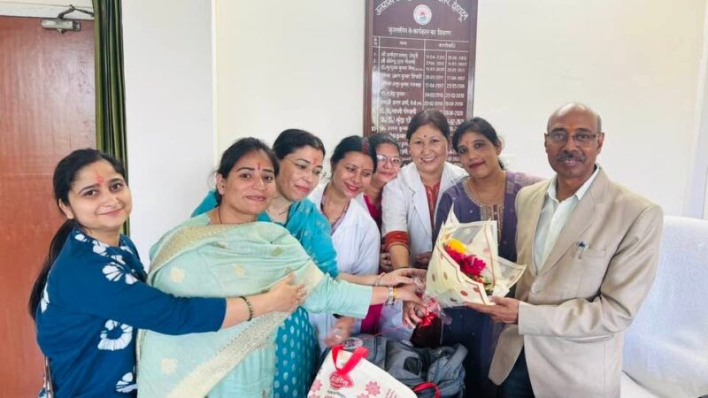 आयुर्वेदिक स्टाफ नर्सों के स्थायीकरण पर खुशी, नवरात्रि में कुल सचिव डॉ. शिव कुमार बरनवाल को दी बधाई