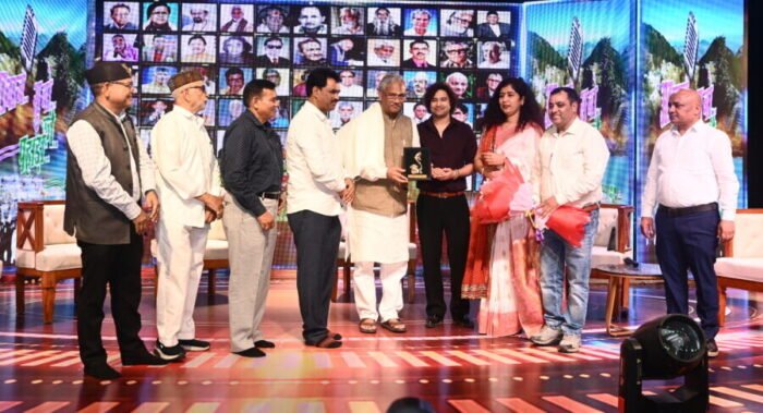 श्रद्धा सम्मान 2026 में दिवंगत लोक कलाकारों के परिजनों का सम्मान, लोक संस्कृति के संरक्षण और लोक कलाकारों को गांवों में रोजगार देने पर हुआ मंथन