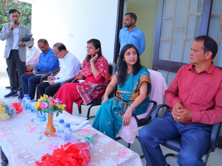 ल्वाली-घीड़ी पहुंचीं डीएम स्वाति एस. भदौरिया, गांवों की चौखट पर परखी विकास की हकीकत, मिड-डे मील में लकड़ी का चूल्हा देख हुई नाराज, लगाई फटकार