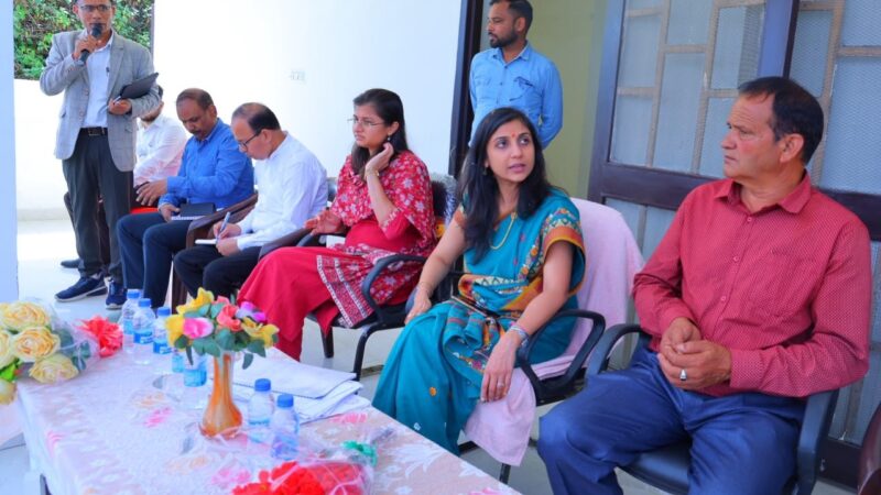 ल्वाली-घीड़ी पहुंचीं डीएम स्वाति एस. भदौरिया, गांवों की चौखट पर परखी विकास की हकीकत, मिड-डे मील में लकड़ी का चूल्हा देख हुई नाराज, लगाई फटकार