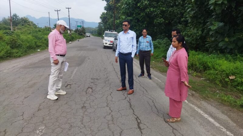 सड़कों की हकीकत परखने उतरे एसडीएम संदीप कुमार, कौड़िया-मोटाढाक और कोटद्वार-मवाकोट-कण्वाश्रम मार्ग का निरीक्षण, बारिश में उखड़े पैच और दरारों पर विभाग को दिए सख्त निर्देश