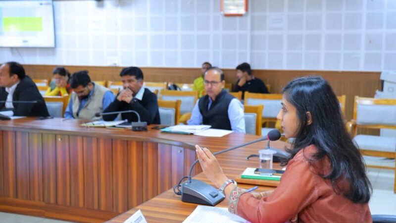 कागजी प्रगति नहीं, धरातल पर दिखे काम! डीएम स्वाति एस. भदौरिया ने विभागों को दिए कड़े निर्देश