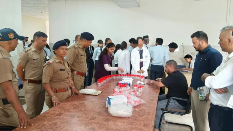 निजी शिक्षण संस्थान में पुलिस व डाक्टरों की संयुक्त टीम का औचक निरीक्षण, रेन्डमली 115 छात्र/छात्राओं का ड्रग्स किट से किया मेडिकल टेस्ट