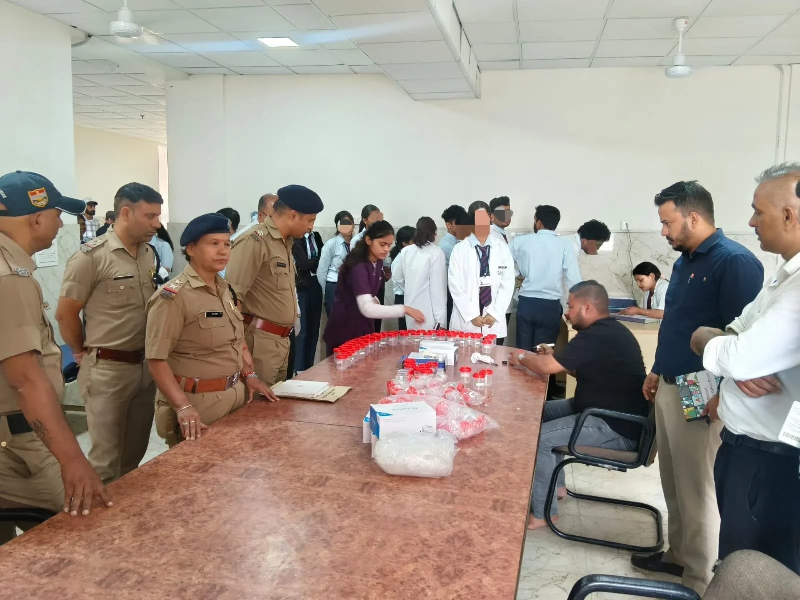 निजी शिक्षण संस्थान में पुलिस व डाक्टरों की संयुक्त टीम का औचक निरीक्षण, रेन्डमली 115 छात्र/छात्राओं का ड्रग्स किट से किया मेडिकल टेस्ट