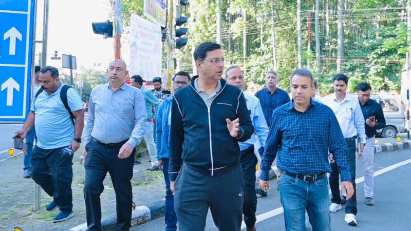 सुबह 6 बजे सड़कों पर उतरे सचिव पंकज कुमार पांडेय, देहरादून के प्रमुख मार्गों का किया स्थलीय निरीक्षण, 18 अक्टूबर तक गड्ढामुक्त सड़कें बनाने का अल्टीमेटम