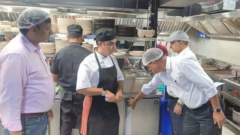 त्योहारी सीजन में खाद्य सुरक्षा विभाग का एक्शन तेज, राजपुर रोड के नामी कैफे-रेस्टोरेंट में छापेमारी