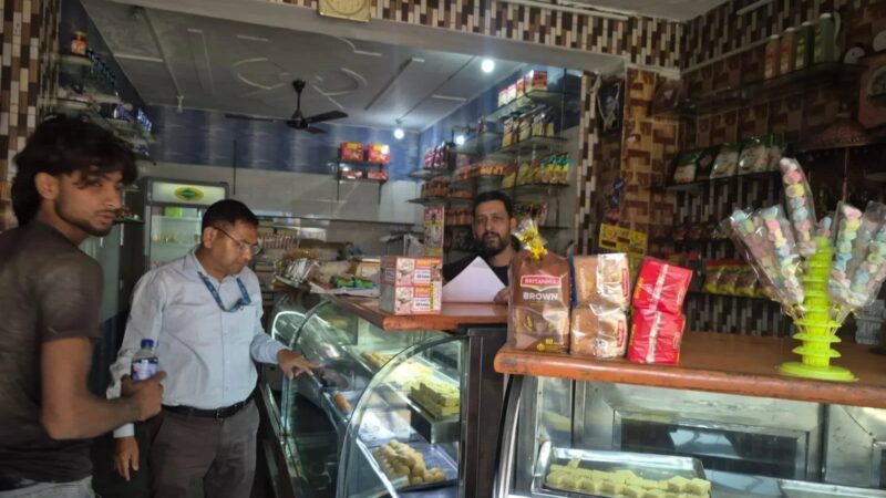 मिठाई की ट्रे पर निर्माण और एक्सपायरी डेट लिखना अनिवार्य, खाद्य विभाग की 27 दुकानों पर जांच