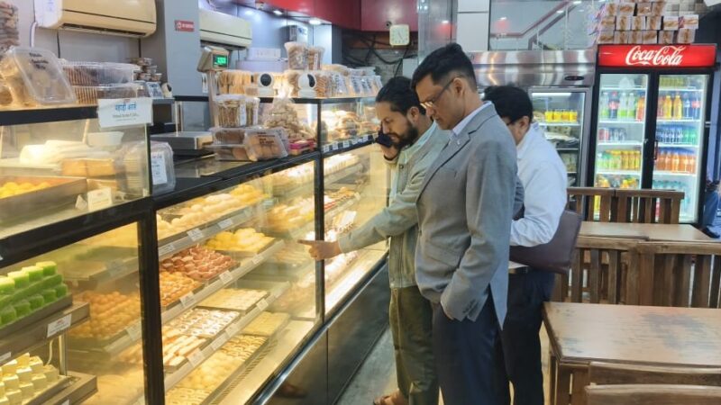 कोटद्वार में एसडीएम संदीप कुमार का मिठाई की दुकानों पर औचक निरीक्षण, तीन प्रतिष्ठानों से लिए मिठाइयों के नमूने, कांटे के नवीनीकरण में लापरवाही पर नोटिस