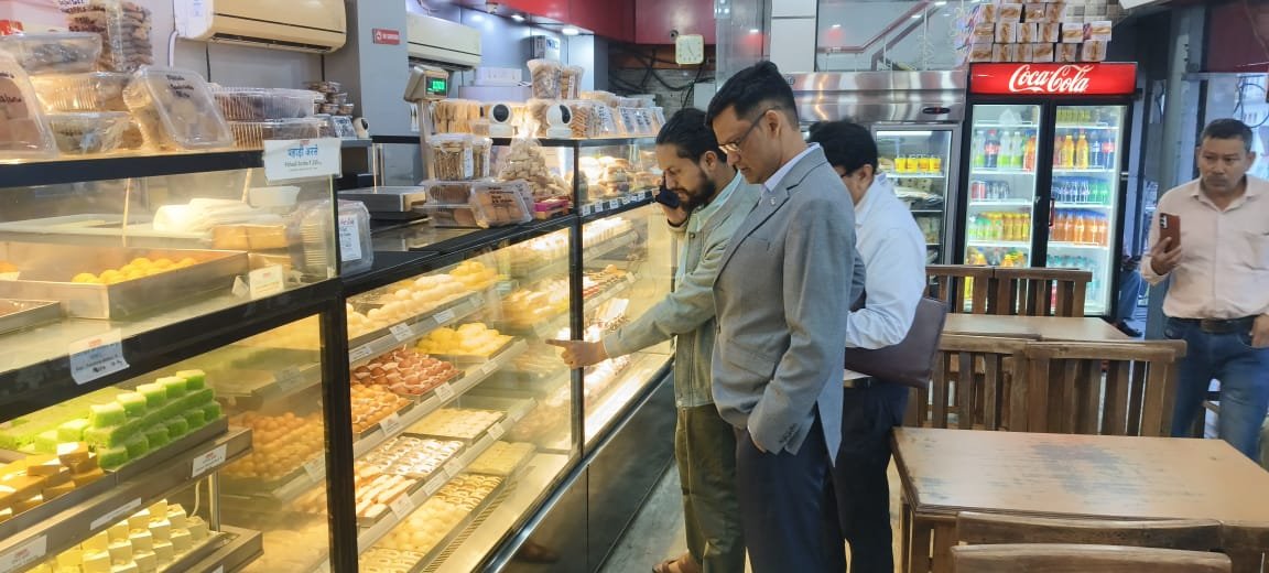 कोटद्वार में एसडीएम संदीप कुमार का मिठाई की दुकानों पर औचक निरीक्षण, तीन प्रतिष्ठानों से लिए मिठाइयों के नमूने, कांटे के नवीनीकरण में लापरवाही पर नोटिस