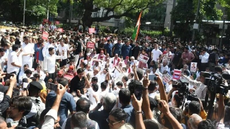 वोटर लिस्ट विवाद पर विपक्ष का हल्लाबोल, CEC के इस्तीफे की मांग