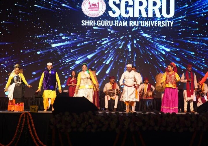 एसजीआरआरयू नवरंग डांडियां 4.0 में गरबा-डांडिया की थिरकन और पहाड़ी मंडाण की मधुर धुनों ने बांधा समां, दूधिया रोशनी से नहाया श्री गुरु राम राय विश्वविद्यालय का हैलीपैड बना आकर्षण का केन्द्र