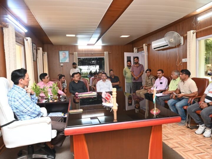 आयुक्त दीपक रावत का सख्त एक्शन, प्लॉट विवाद में तीन दिन का अल्टीमेटम, गड्ढामुक्त सड़कों की जमीनी जांच के निर्देश; गुणवत्ता में कमी पर अधिकारी होंगे जिम्मेदार