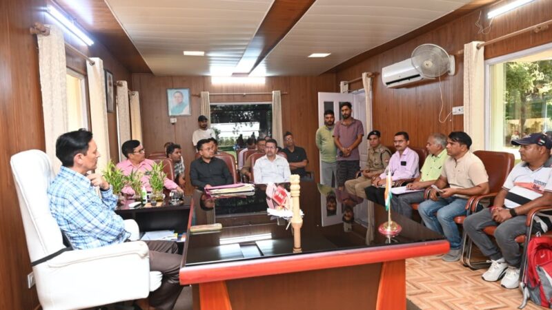 आयुक्त दीपक रावत का सख्त एक्शन, प्लॉट विवाद में तीन दिन का अल्टीमेटम, गड्ढामुक्त सड़कों की जमीनी जांच के निर्देश; गुणवत्ता में कमी पर अधिकारी होंगे जिम्मेदार